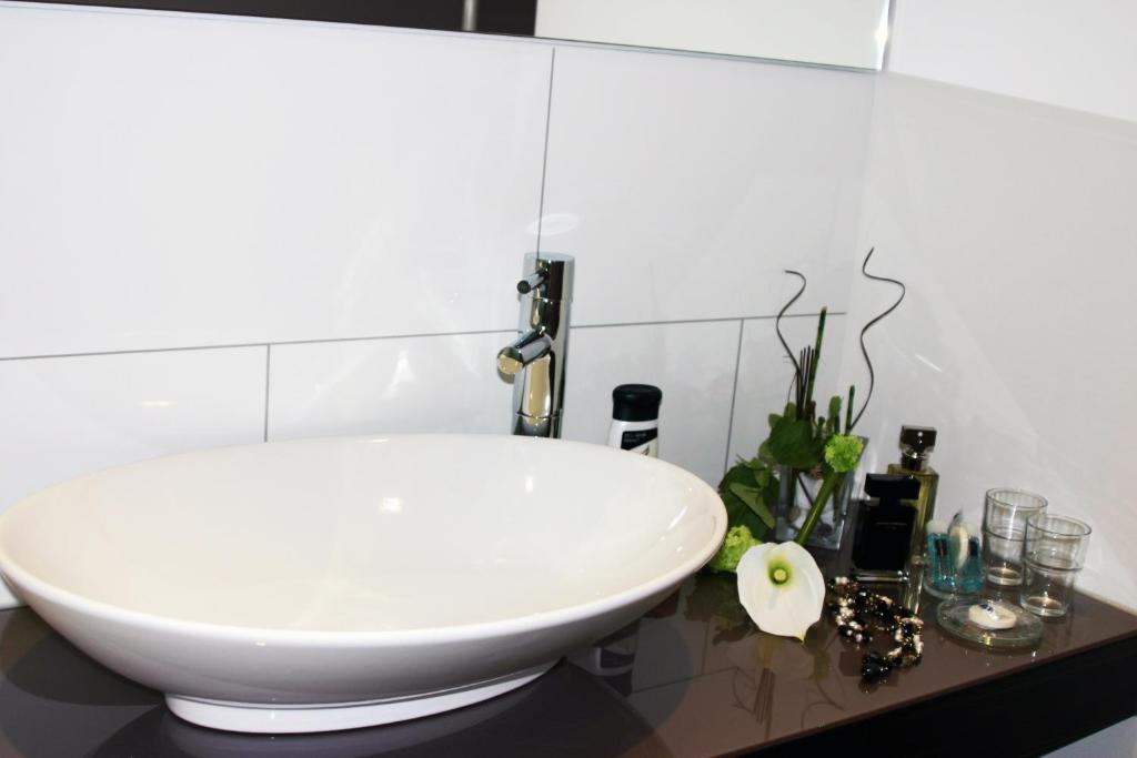 Hotel Zur Promenade Донаувёрт Экстерьер фото